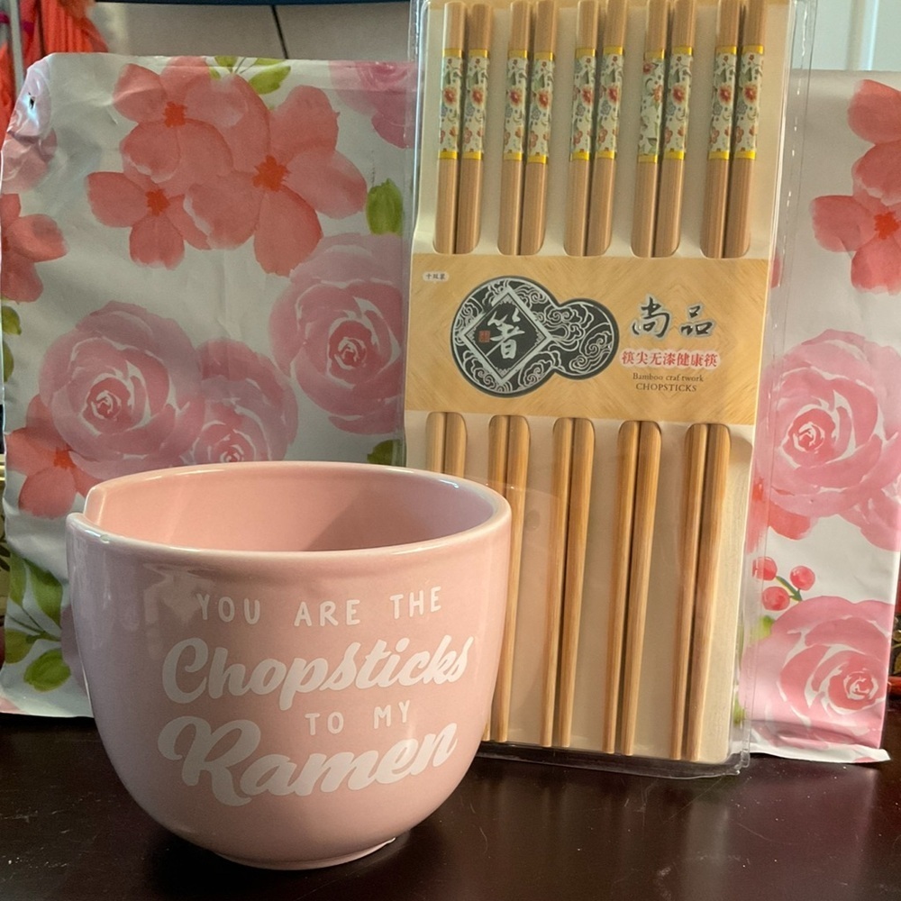 Pink Ramen Bowl with Chopsticks Set. Width 5” height 4.5” circumference 16” - Picture 7 of 8